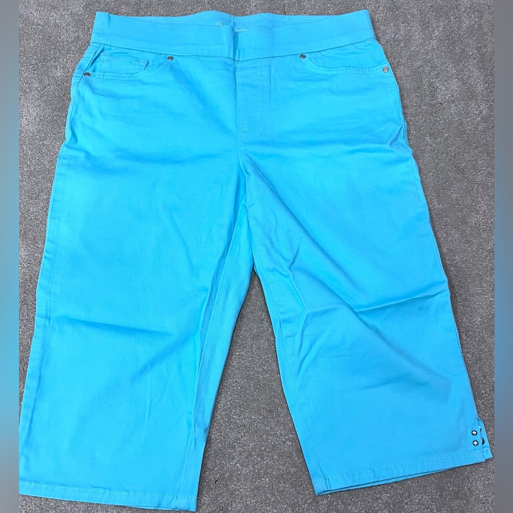EUC! Women’s Gloria Vanderbilt Brand “Avery” Slimming Effect Capris Size 10